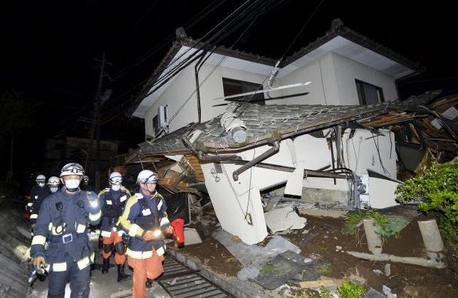 Nhật Bản: Đổ nát hoang tàn sau trận động đất ảnh 10