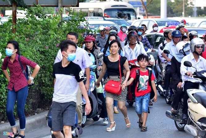 Tp.HCM: Nhiều người chạy bộ tới sân bay Tân Sơn Nhất ảnh 12