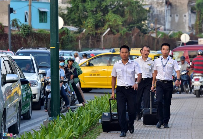 Tp.HCM: Nhiều người chạy bộ tới sân bay Tân Sơn Nhất ảnh 13