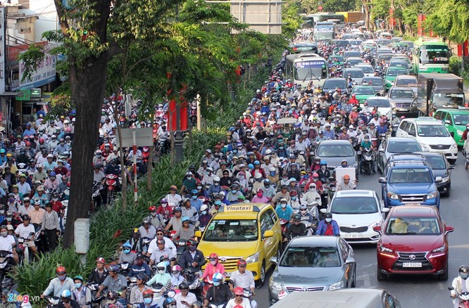 Tp.HCM: Nhiều người chạy bộ tới sân bay Tân Sơn Nhất ảnh 1