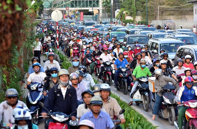 Tp.HCM: Nhiều người chạy bộ tới sân bay Tân Sơn Nhất ảnh 7