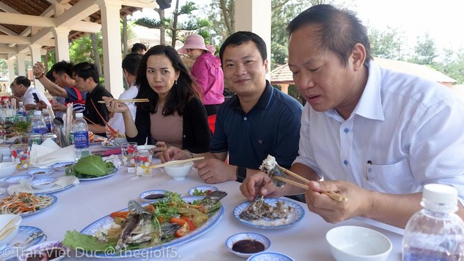 Bộ trưởng TT&TT mời nhà báo ăn cá biển tại Quảng Bình ảnh 1