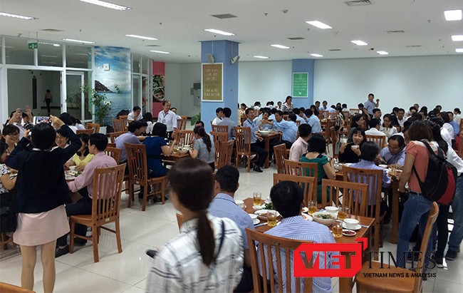 Trưa nay (ngày 4/5), gần 300 cán bộ công chức thuộc 20 sở ngành Đà Nẵng đã cùng Chủ tịch, Phó Chủ tịch UBND TP Đà Nẵng dùng cơm trưa với thực đơn hải sản.