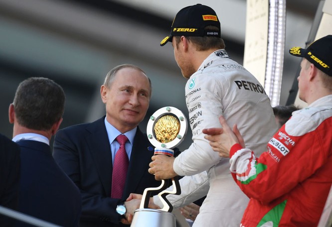 Tổng thống Nga Vladimir Putin tại lễ trao giải Grand Prix Nga cuộc đua 'Công thức 1'