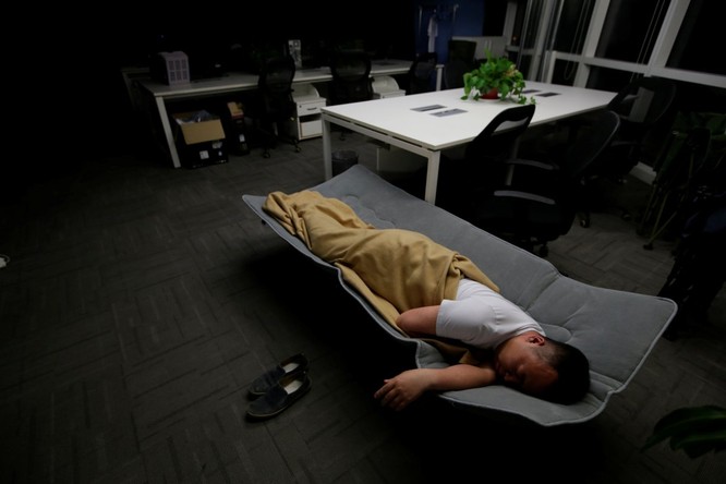 Cận cảnh cuộc sống ăn, ngủ, tắm ngay tại văn phòng của nhân viên IT Trung Quốc ảnh 10