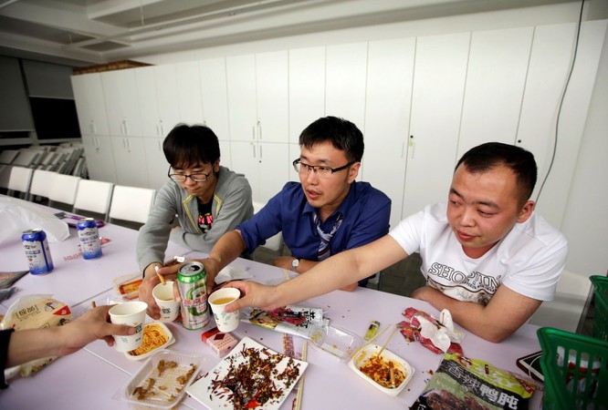 Cận cảnh cuộc sống ăn, ngủ, tắm ngay tại văn phòng của nhân viên IT Trung Quốc ảnh 14