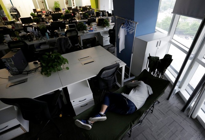 Cận cảnh cuộc sống ăn, ngủ, tắm ngay tại văn phòng của nhân viên IT Trung Quốc ảnh 4