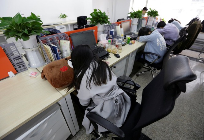 Cận cảnh cuộc sống ăn, ngủ, tắm ngay tại văn phòng của nhân viên IT Trung Quốc ảnh 8
