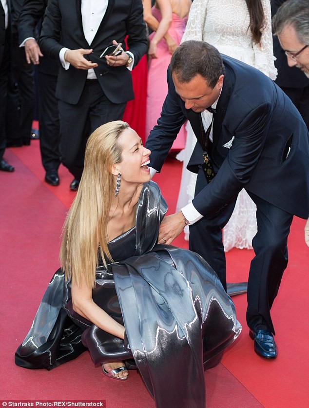 Video: Chân dài Séc 'xoạc cẳng' đo thảm đỏ Cannes ảnh 2
