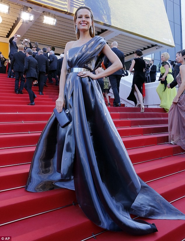 Video: Chân dài Séc 'xoạc cẳng' đo thảm đỏ Cannes ảnh 4