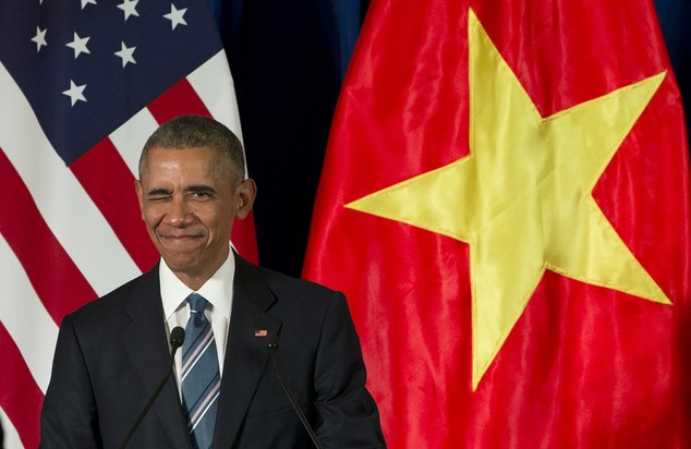 Tổng thống Obama uống bia, ăn bún chả, đi chợ đêm Hà Nội lên báo nước ngoài ảnh 11