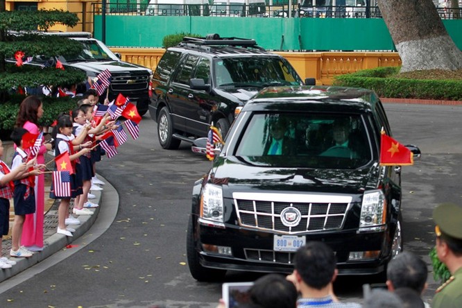 Đoàn xe chở ông Obama tiến vào Phủ Chủ tịch sáng 23/5. (Ảnh: Reuters)