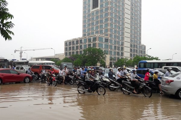 Hà Nội: Phố thành sông, giao thông tê liệt (video) ảnh 13