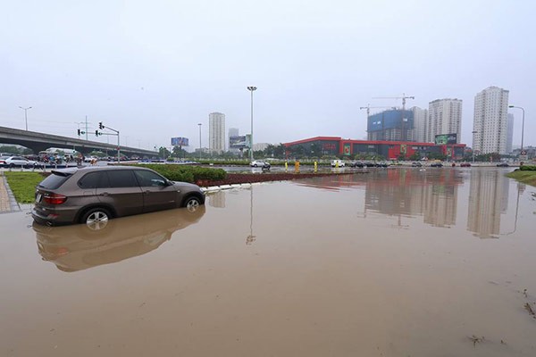 Hà Nội: Phố thành sông, giao thông tê liệt (video) ảnh 18