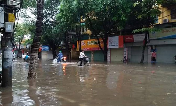Hà Nội: Phố thành sông, giao thông tê liệt (video) ảnh 22
