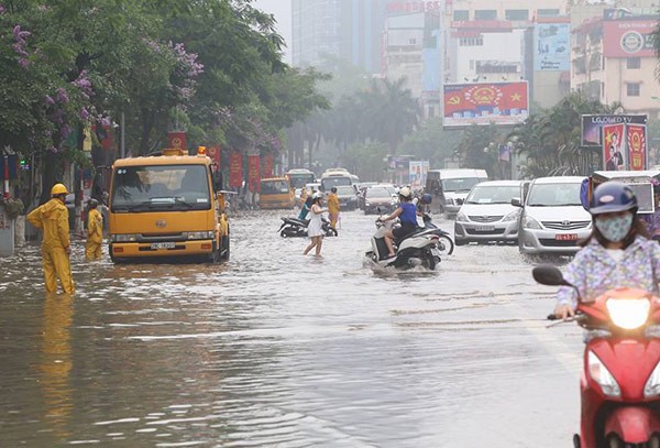 Hà Nội: Phố thành sông, giao thông tê liệt (video) ảnh 15