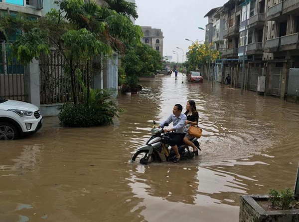 Hà Nội: Phố thành sông, giao thông tê liệt (video) ảnh 20