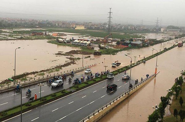 Hà Nội: Phố thành sông, giao thông tê liệt (video) ảnh 21