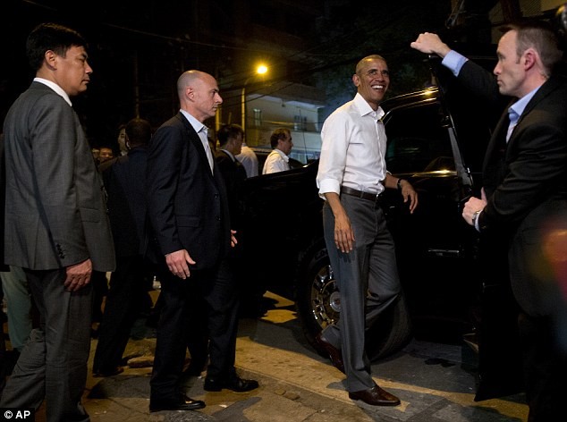 Tổng thống Obama uống bia, ăn bún chả, đi chợ đêm Hà Nội lên báo nước ngoài ảnh 14