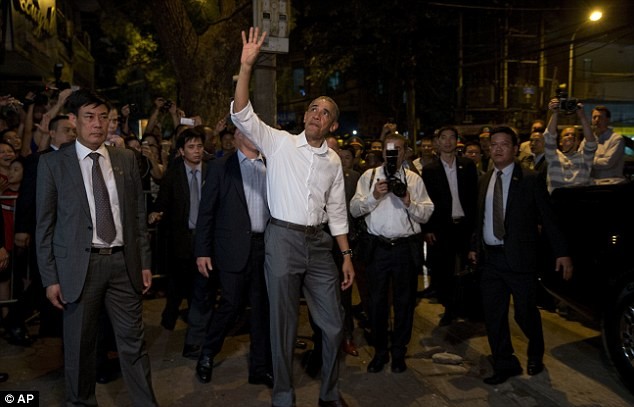 Tổng thống Obama uống bia, ăn bún chả, đi chợ đêm Hà Nội lên báo nước ngoài ảnh 15