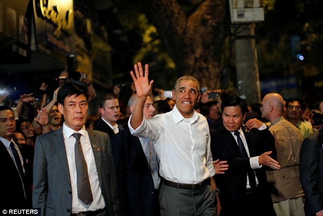 Tổng thống Obama uống bia, ăn bún chả, đi chợ đêm Hà Nội lên báo nước ngoài ảnh 13