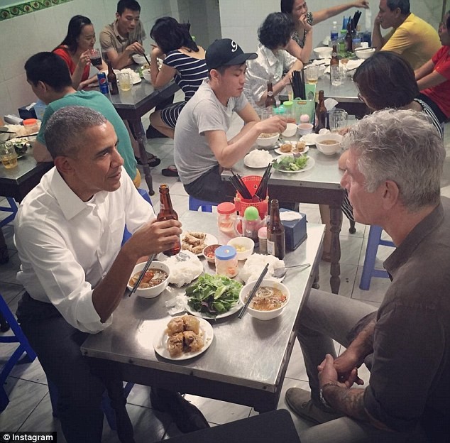 Tổng thống Obama uống bia, ăn bún chả, đi chợ đêm Hà Nội lên báo nước ngoài ảnh 1