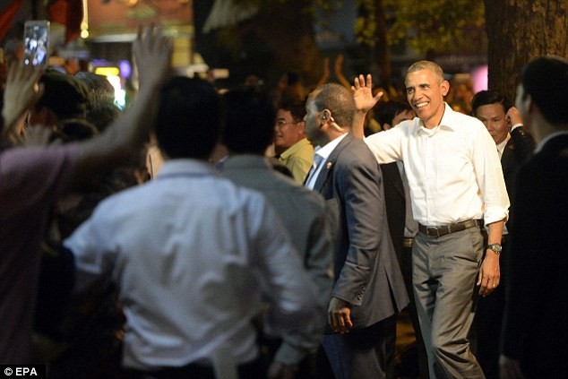 Tổng thống Obama uống bia, ăn bún chả, đi chợ đêm Hà Nội lên báo nước ngoài ảnh 8