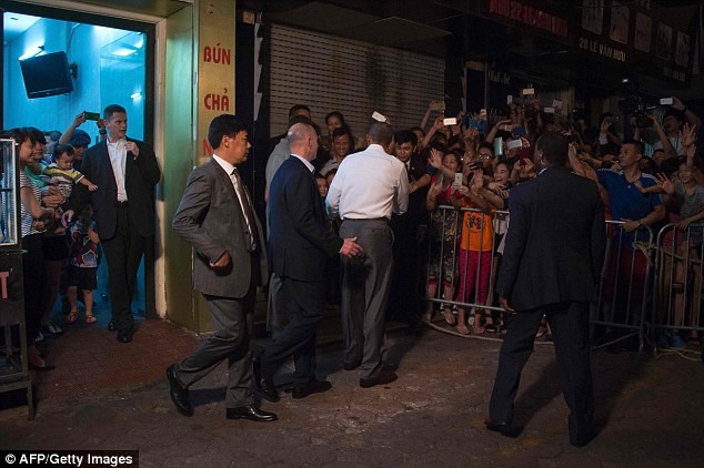 Tổng thống Obama uống bia, ăn bún chả, đi chợ đêm Hà Nội lên báo nước ngoài ảnh 4