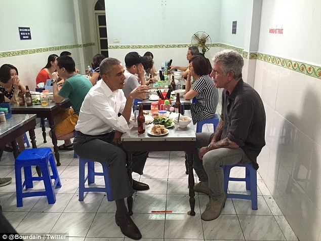 Tổng thống Obama uống bia, ăn bún chả, đi chợ đêm Hà Nội lên báo nước ngoài ảnh 2