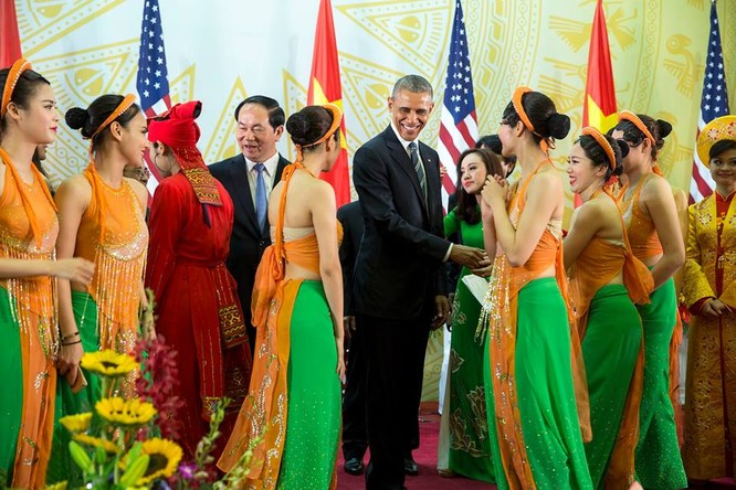 Ảnh Việt Nam đón Obama trang trọng và nồng hậu lên fanpage Nhà Trắng ảnh 7