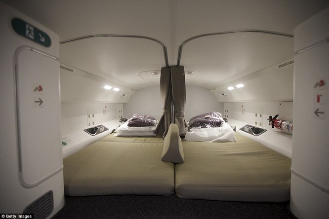 Mỗi giường có kích thước 6 x 2,5 ft ( 1,8 x 0,8 m). Nó khá chật nên các tiếp viên chủ yếu dùng nó để cố gắng ngủ bù trong chuyến hành trình dài.