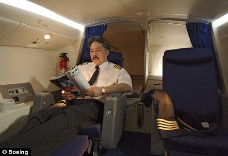 Trên máy bay Boeing 777, có một khu vực riêng biệt cho phi công, với hai chiếc giường, hai ghế hạng thương gia