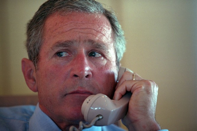 Chùm ảnh hiếm: Khoảnh khắc Tổng thống Bush nhận tin Mỹ bị khủng bố 11/9 ảnh 9