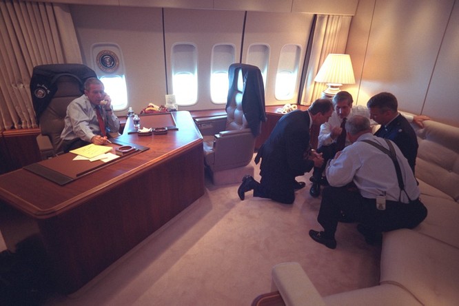 Chùm ảnh hiếm: Khoảnh khắc Tổng thống Bush nhận tin Mỹ bị khủng bố 11/9 ảnh 10