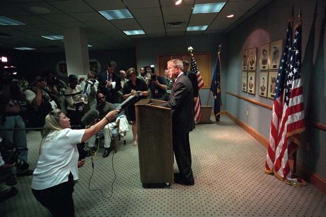 Chùm ảnh hiếm: Khoảnh khắc Tổng thống Bush nhận tin Mỹ bị khủng bố 11/9 ảnh 16