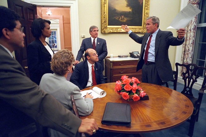 Chùm ảnh hiếm: Khoảnh khắc Tổng thống Bush nhận tin Mỹ bị khủng bố 11/9 ảnh 19