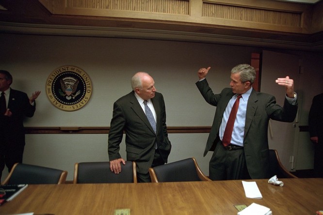 Chùm ảnh hiếm: Khoảnh khắc Tổng thống Bush nhận tin Mỹ bị khủng bố 11/9 ảnh 20