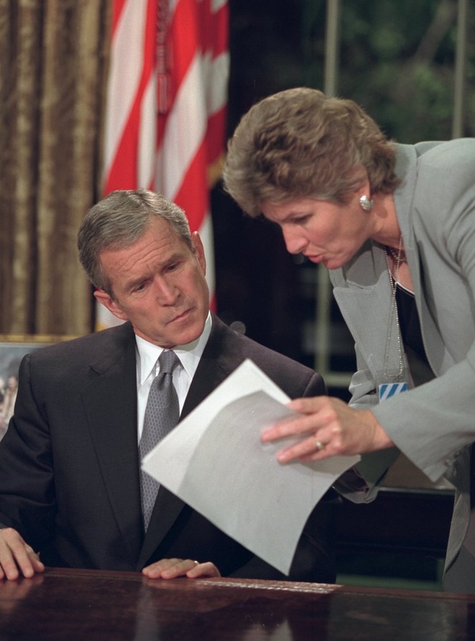 Chùm ảnh hiếm: Khoảnh khắc Tổng thống Bush nhận tin Mỹ bị khủng bố 11/9 ảnh 23