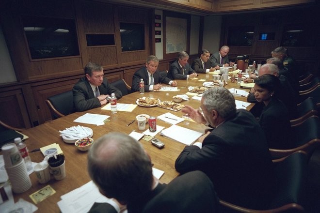 Chùm ảnh hiếm: Khoảnh khắc Tổng thống Bush nhận tin Mỹ bị khủng bố 11/9 ảnh 24
