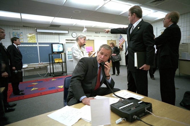 Chùm ảnh hiếm: Khoảnh khắc Tổng thống Bush nhận tin Mỹ bị khủng bố 11/9 ảnh 1