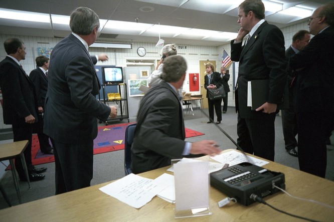 Chùm ảnh hiếm: Khoảnh khắc Tổng thống Bush nhận tin Mỹ bị khủng bố 11/9 ảnh 2