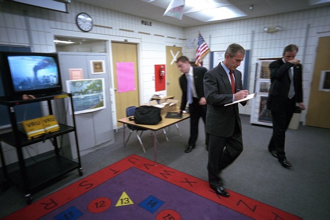 Chùm ảnh hiếm: Khoảnh khắc Tổng thống Bush nhận tin Mỹ bị khủng bố 11/9 ảnh 3