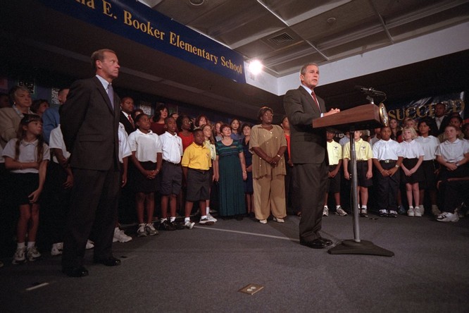 Chùm ảnh hiếm: Khoảnh khắc Tổng thống Bush nhận tin Mỹ bị khủng bố 11/9 ảnh 5