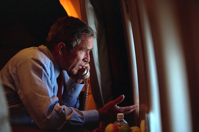 Chùm ảnh hiếm: Khoảnh khắc Tổng thống Bush nhận tin Mỹ bị khủng bố 11/9 ảnh 12