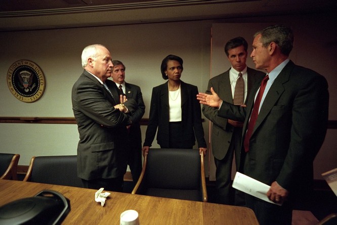 Chùm ảnh hiếm: Khoảnh khắc Tổng thống Bush nhận tin Mỹ bị khủng bố 11/9 ảnh 21
