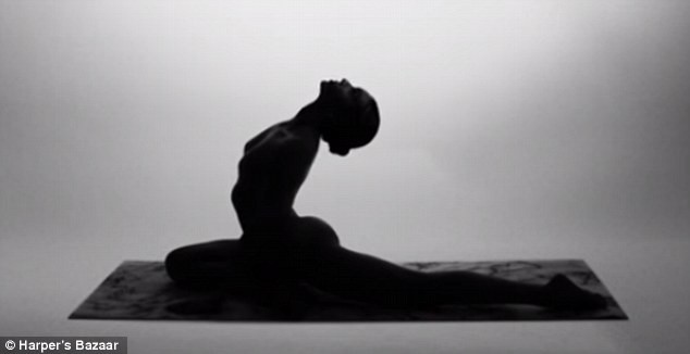 Video: Yoga khoả thân nghệ thuật hút hồn người xem ảnh 7