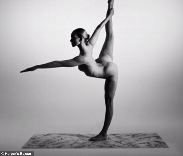 Video: Yoga khoả thân nghệ thuật hút hồn người xem ảnh 12
