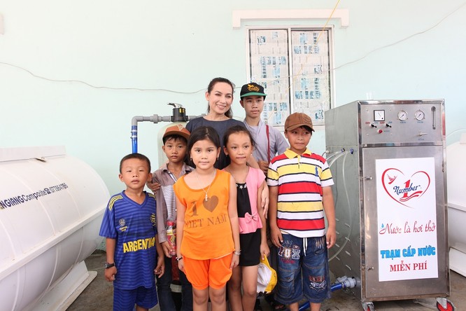 Ca sĩ Phi Nhung và các em nhỏ bên máy lọc nước do Tập đoàn Tân Hiệp Phát tài trợ tại tỉnh Kiên Giang.jpg