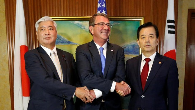 Bộ trưởng quốc phòng Mỹ Carter cùng hai người đồng nhiệm Nhật Bản Gen Nakatani và Hàn Quốc Han Minkoo bày tỏ tình đoàn kết tại Đối thoại Shanggri-La 2016