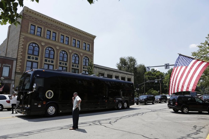 Video: Cận cảnh xe buýt bọc thép của Tổng thống Obama ảnh 7